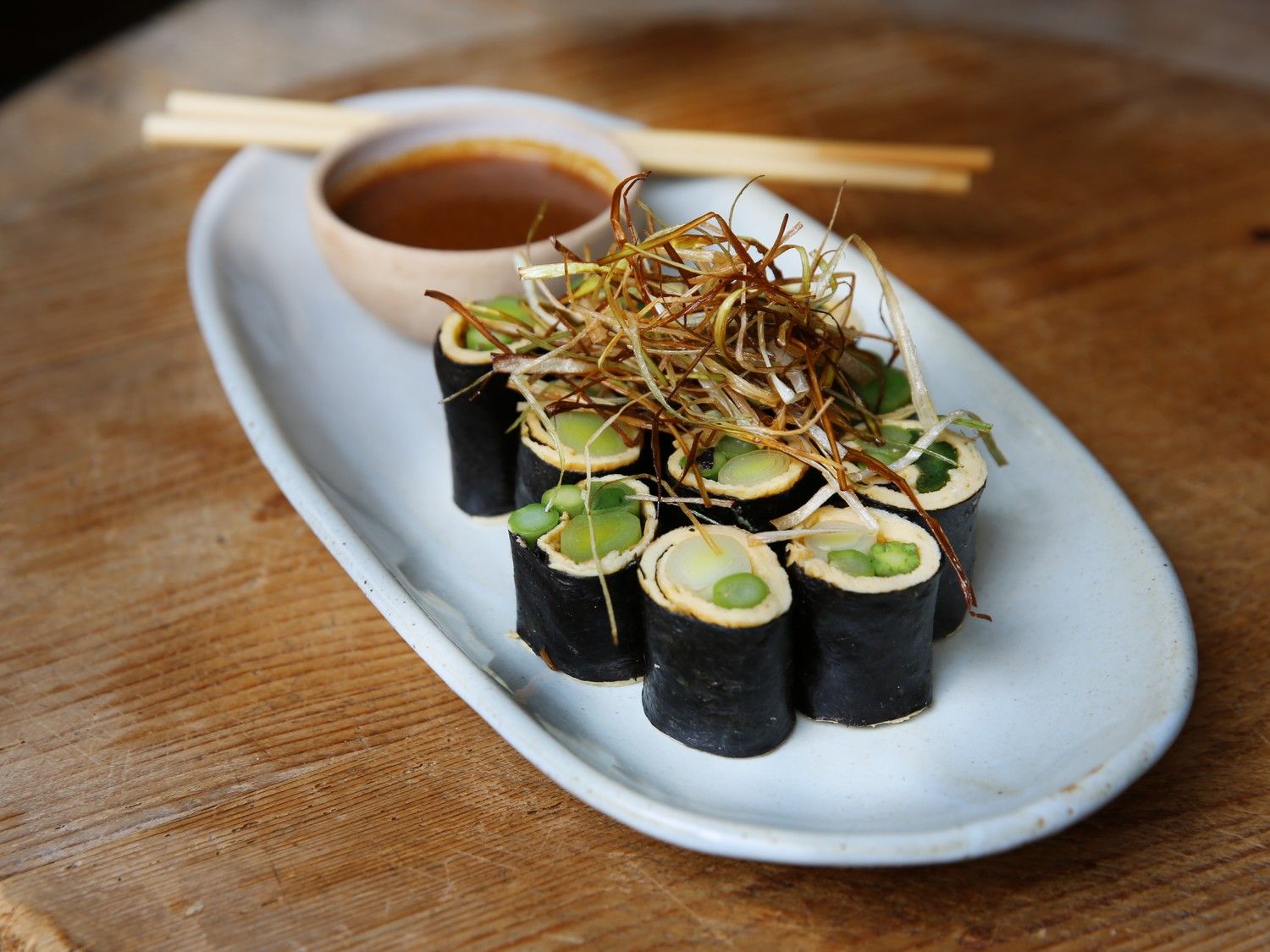 Sushi met omelet, jonge prei en groene asperges met misodressing