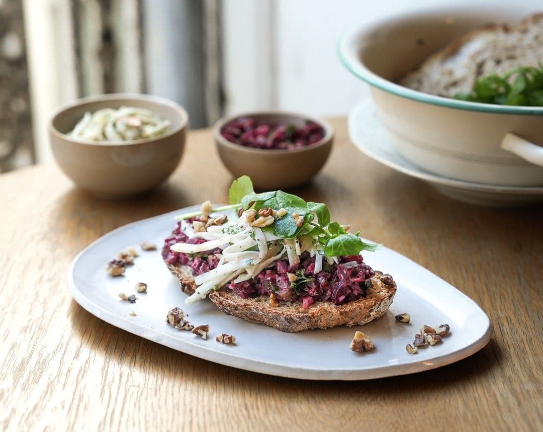 Toast met tartaar van rode biet en knolselderremoulade