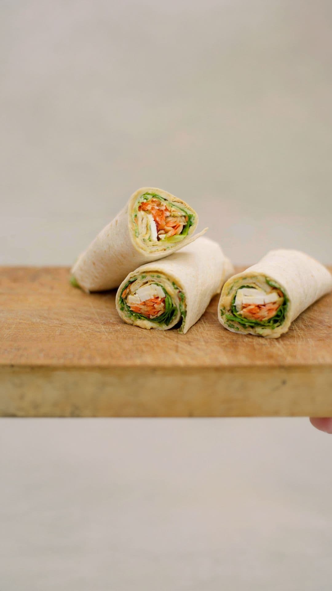 Wraps met dunne omelet, humus, wortelsla en feta