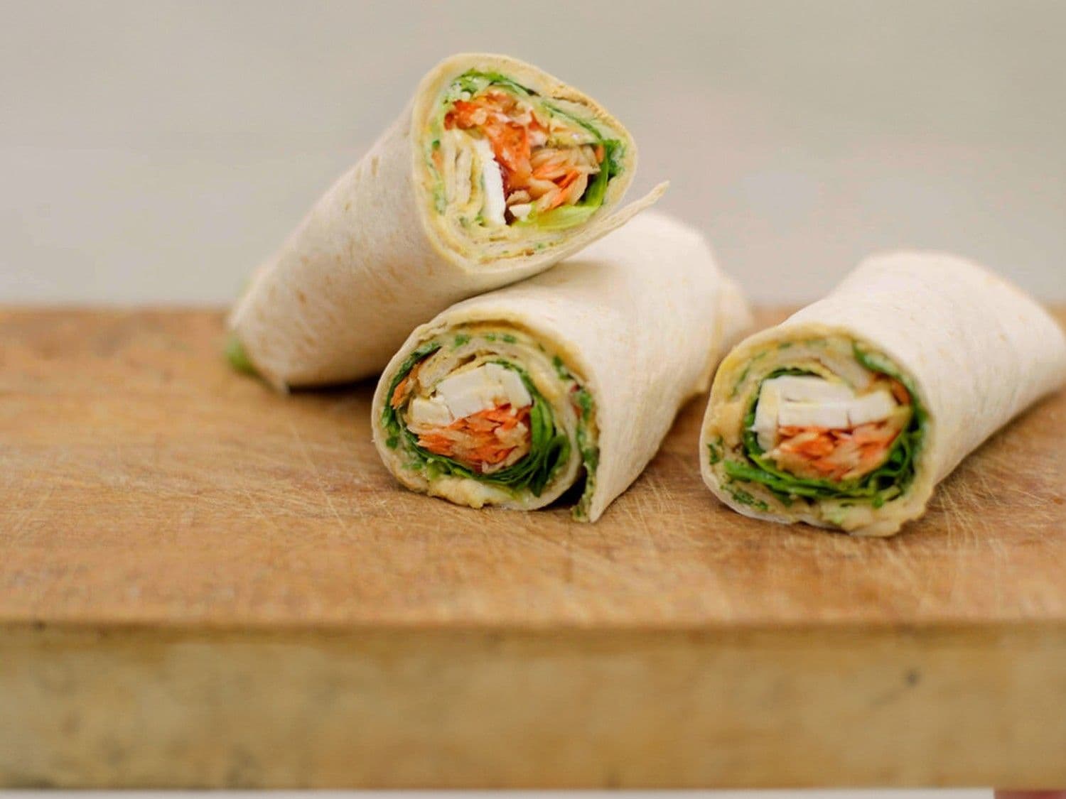 Wraps met dunne omelet, humus, wortelsla en feta