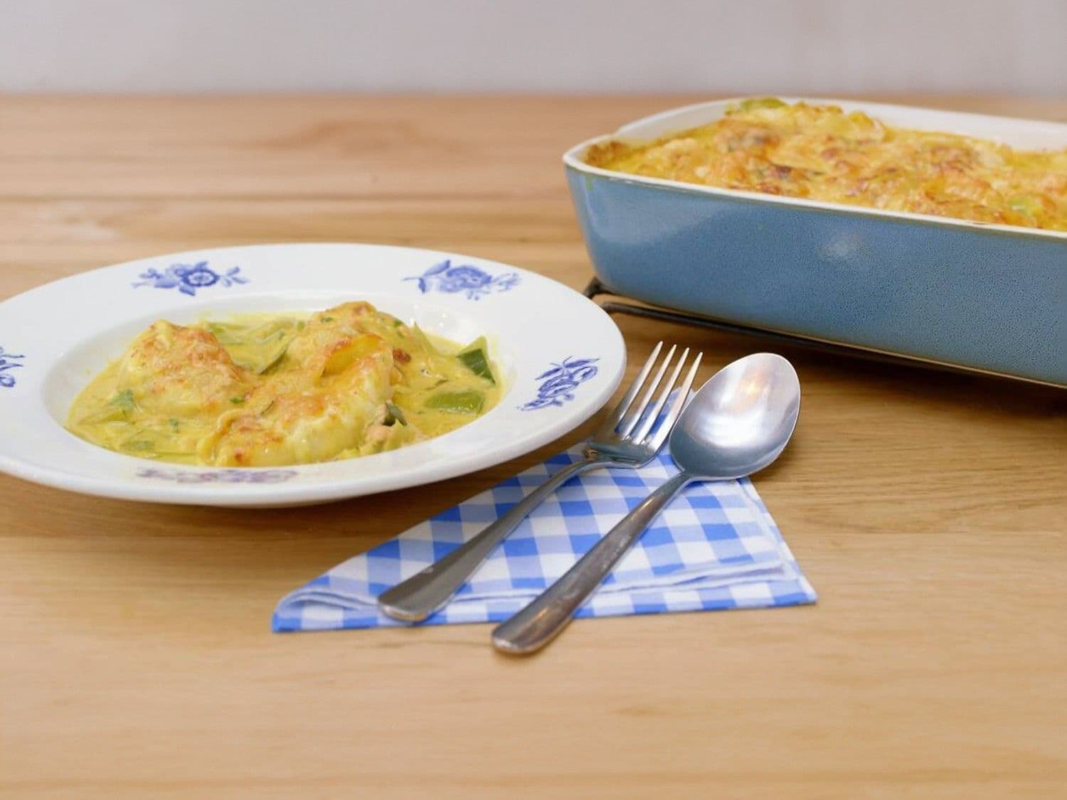 Gevulde pastaschelpen met zalm, prei en curry