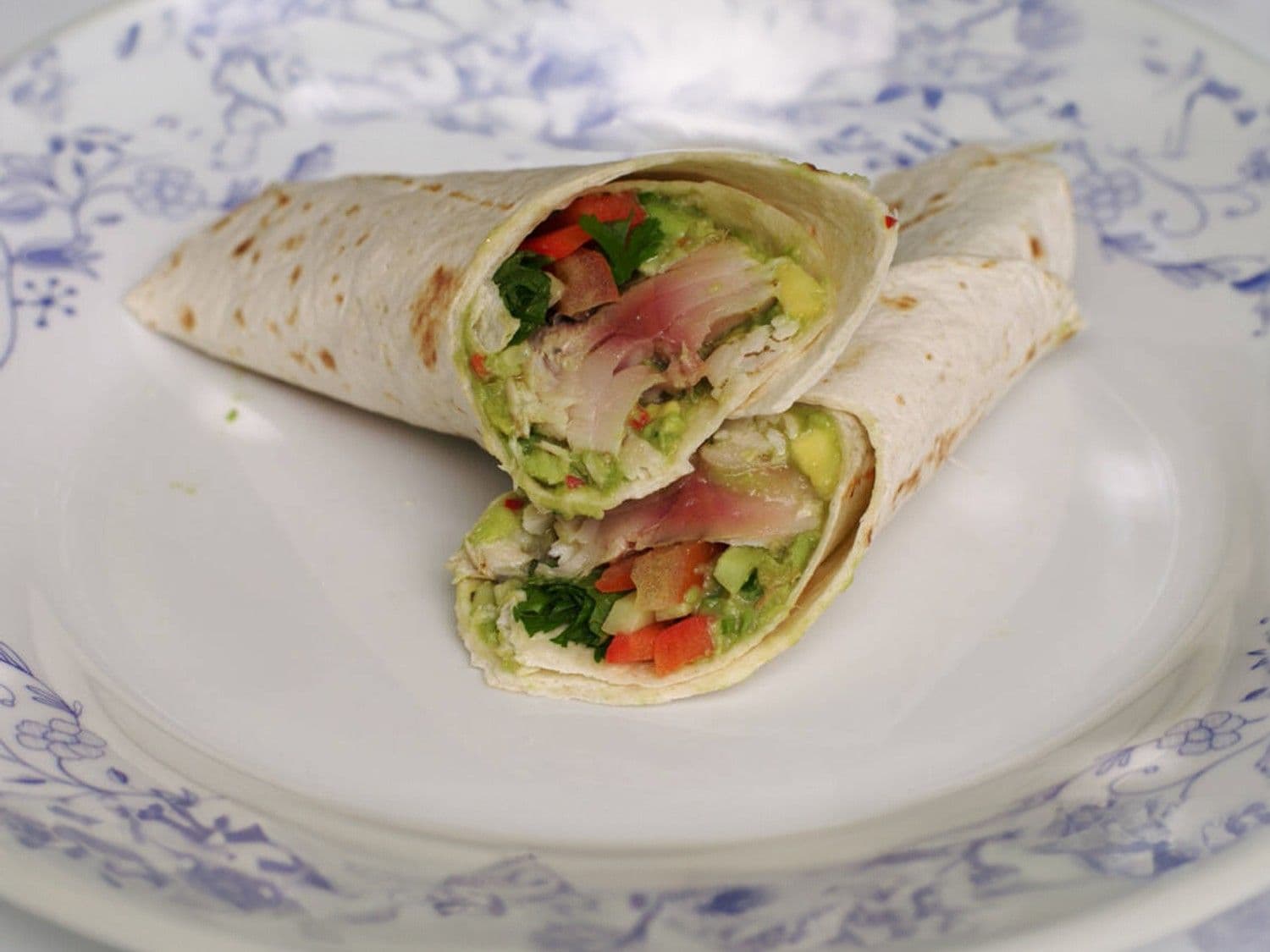 Burrito met gegrilde makreel en avocado