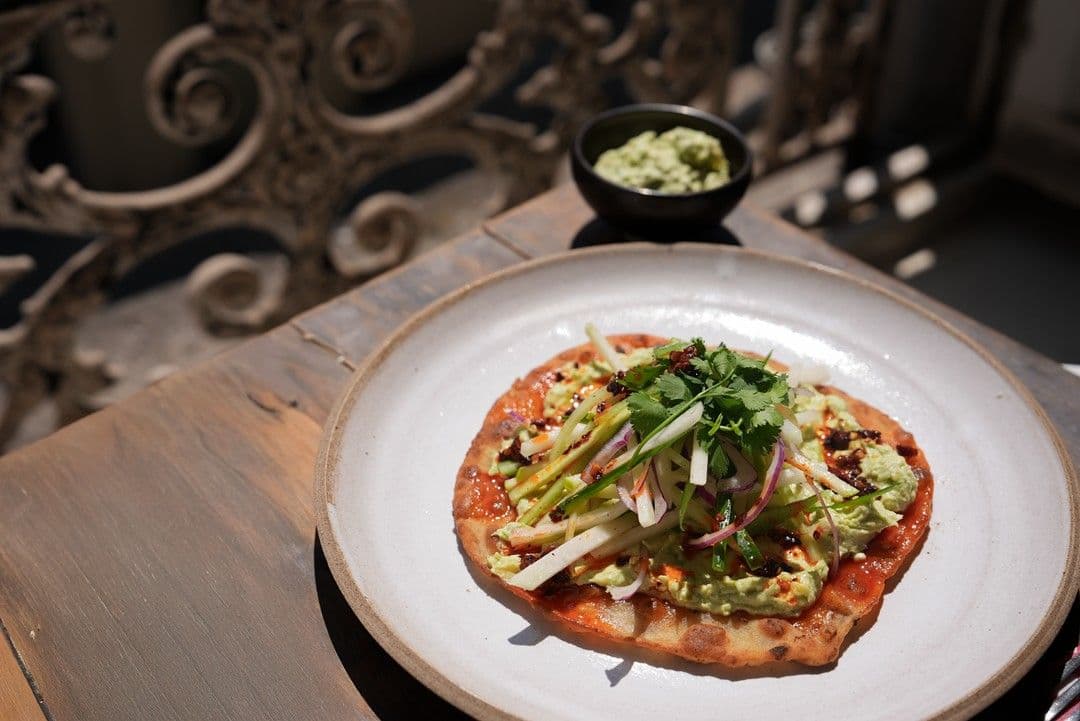 Flatbread met avocadocrème en salade van koolrabi, appel en komkommer