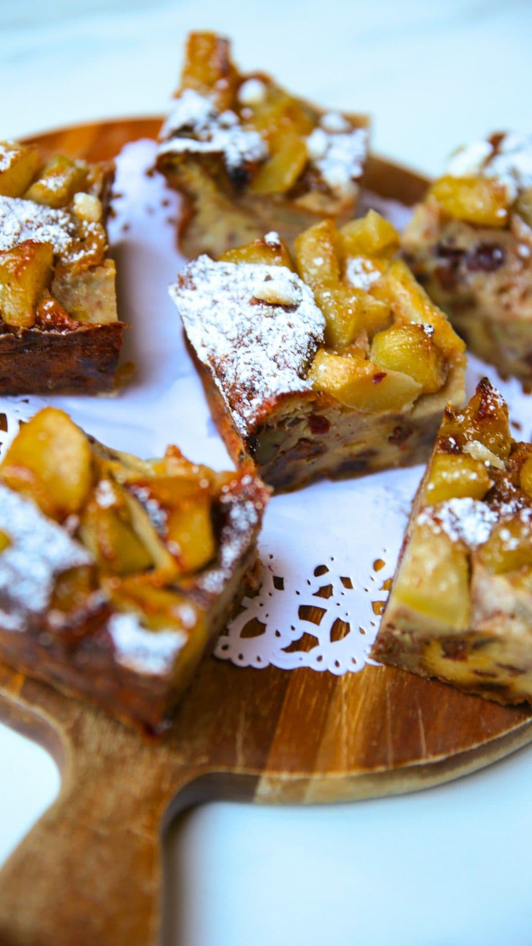 Broodpudding met rozijnenbrood en peer, veenbessencoulis en vanille-ijs