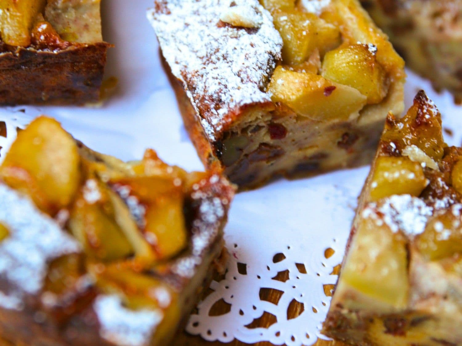 Broodpudding met rozijnenbrood en peer, veenbessencoulis en vanille-ijs