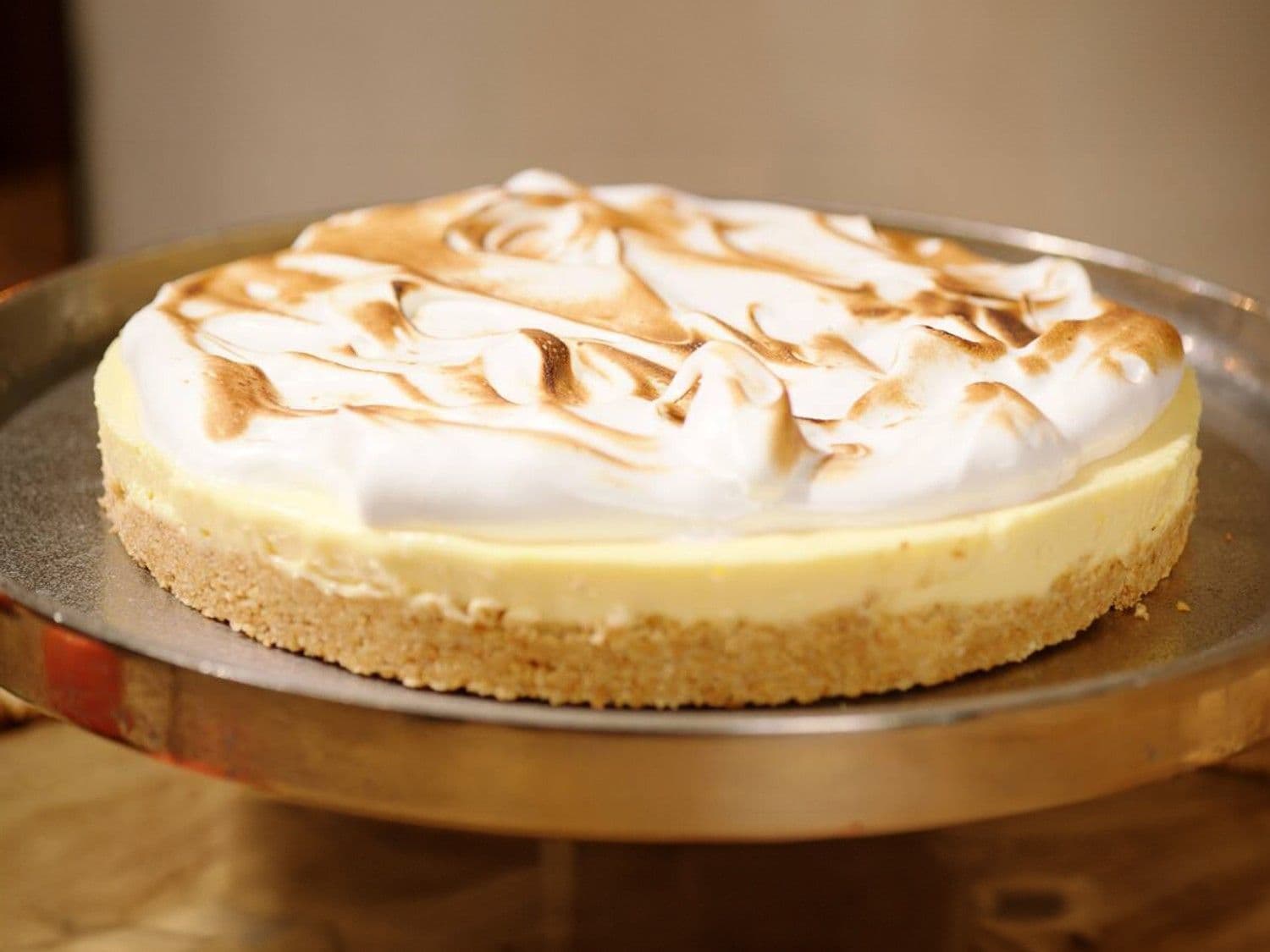 Mandarijntaart met een koekjesbodem, afgewerkt met meringue