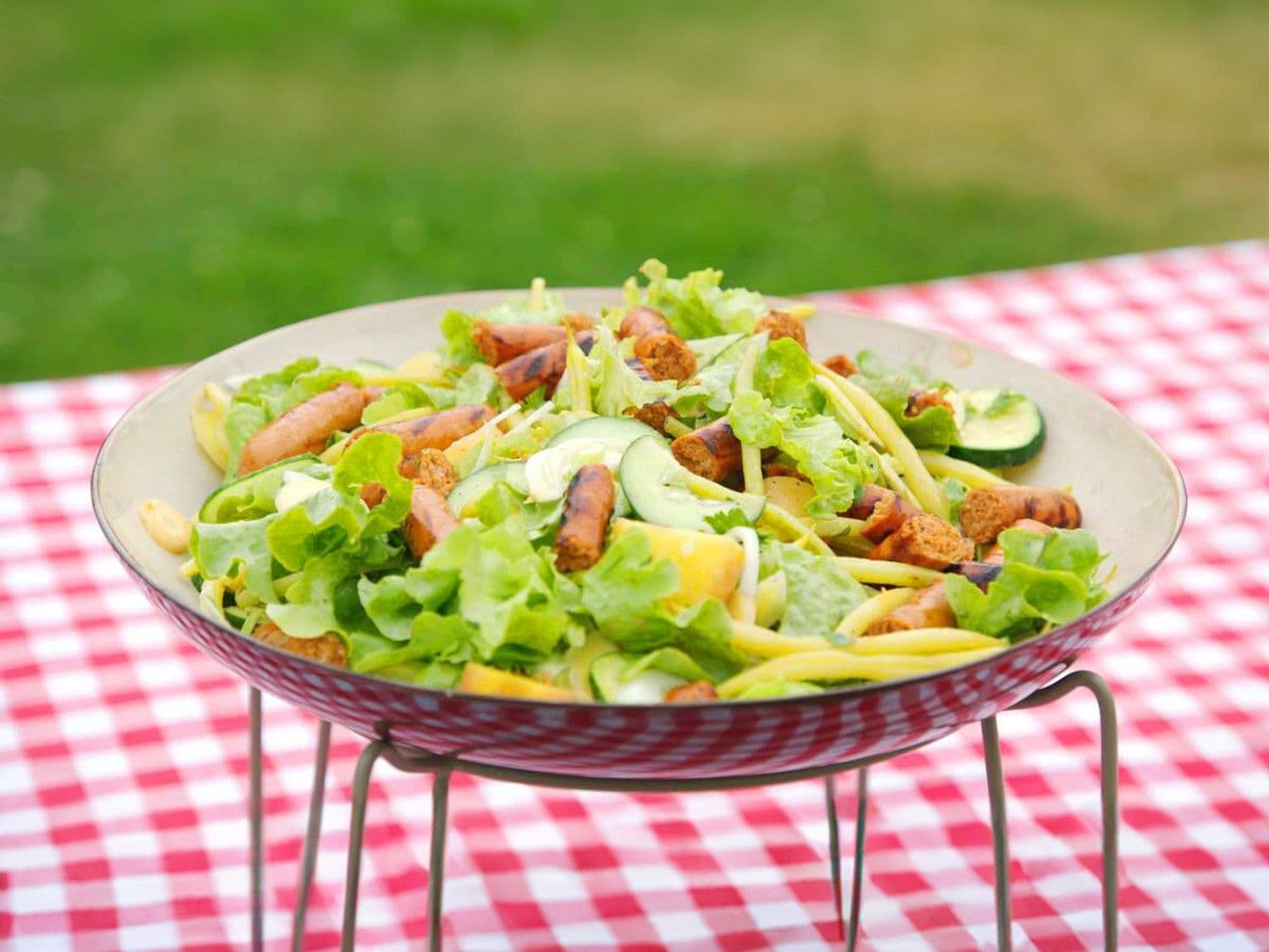 Lauwe salade met aardappel, merguez en verse groenten