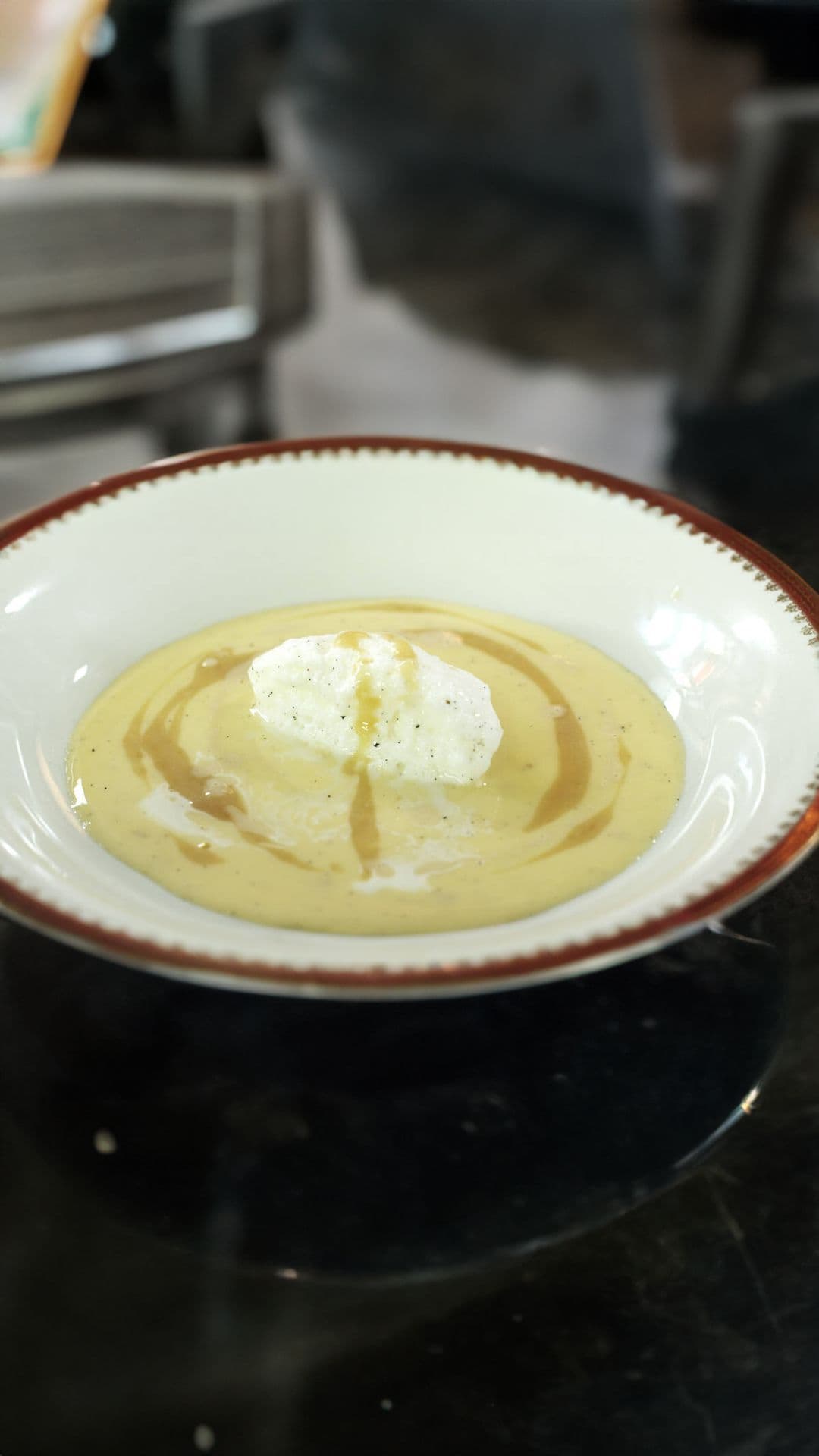 Île flottante met vanillesaus