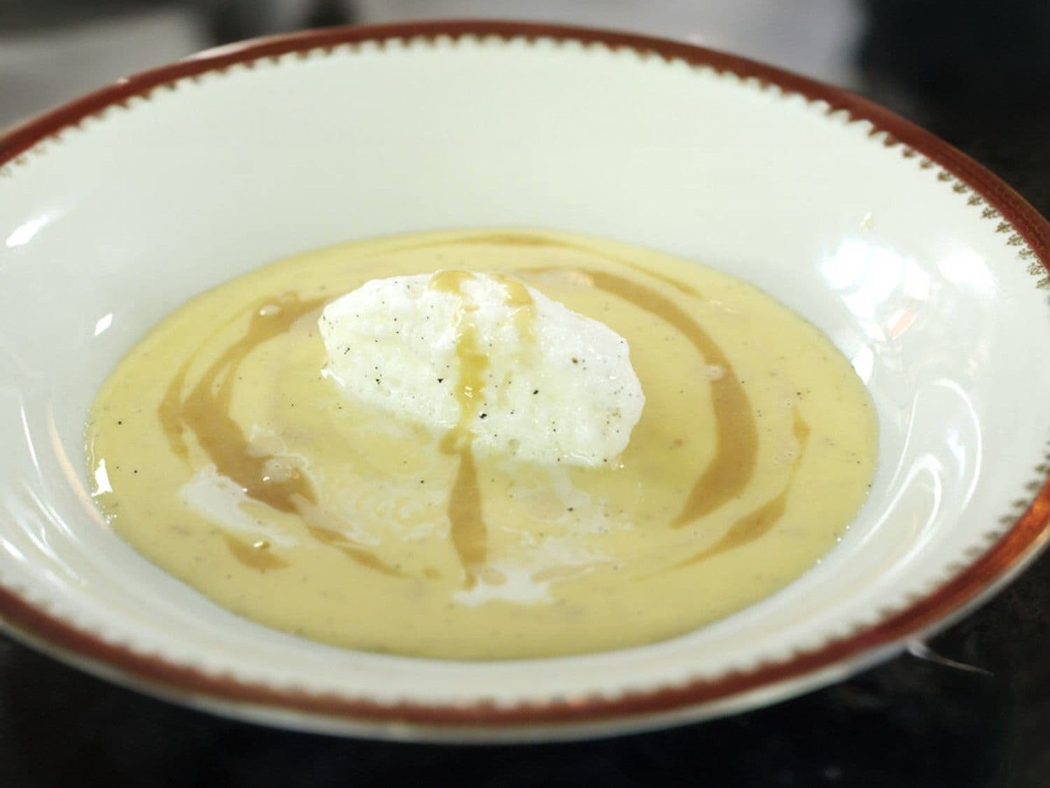 Île flottante met vanillesaus