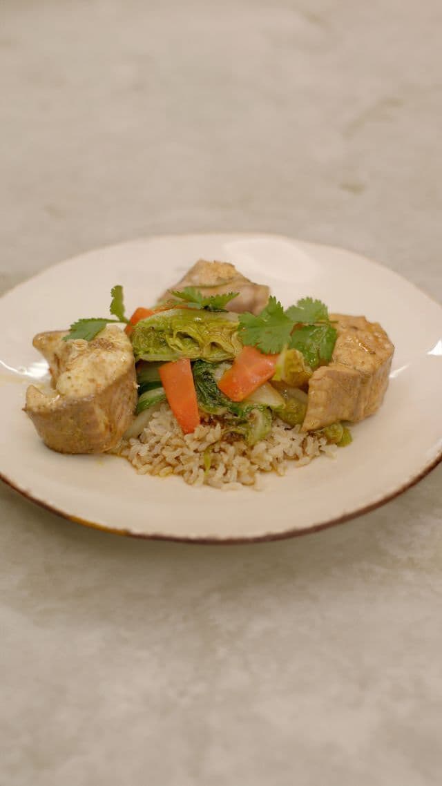 Papillotten met hondshaai, oosterse olie en wokgroenten