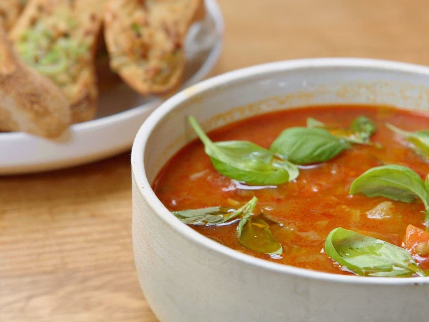Minestrone met linzen, ansjovis en parmezaan