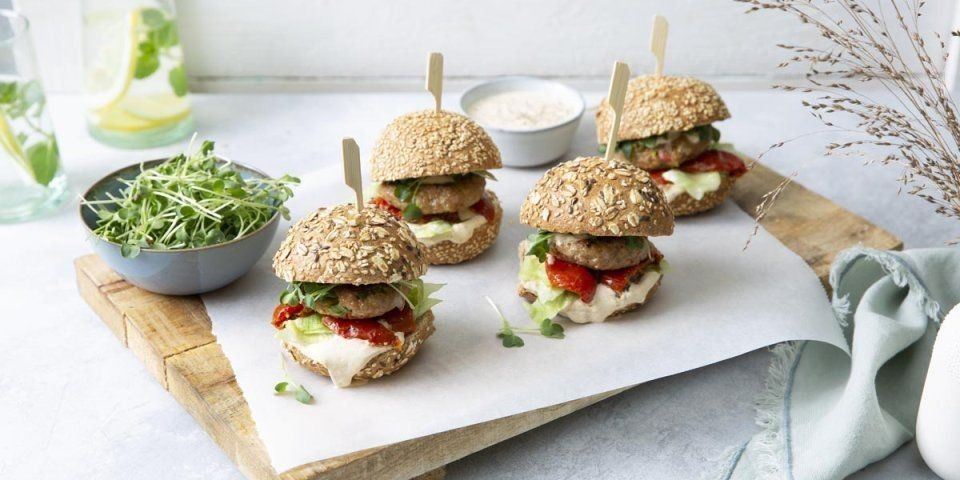 Minihamburger met kalfsvlees en currysaus