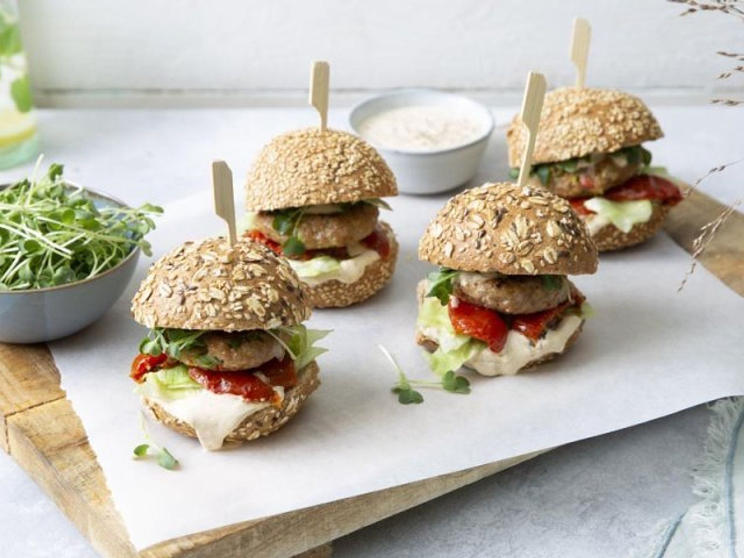 Minihamburger met kalfsvlees en currysaus