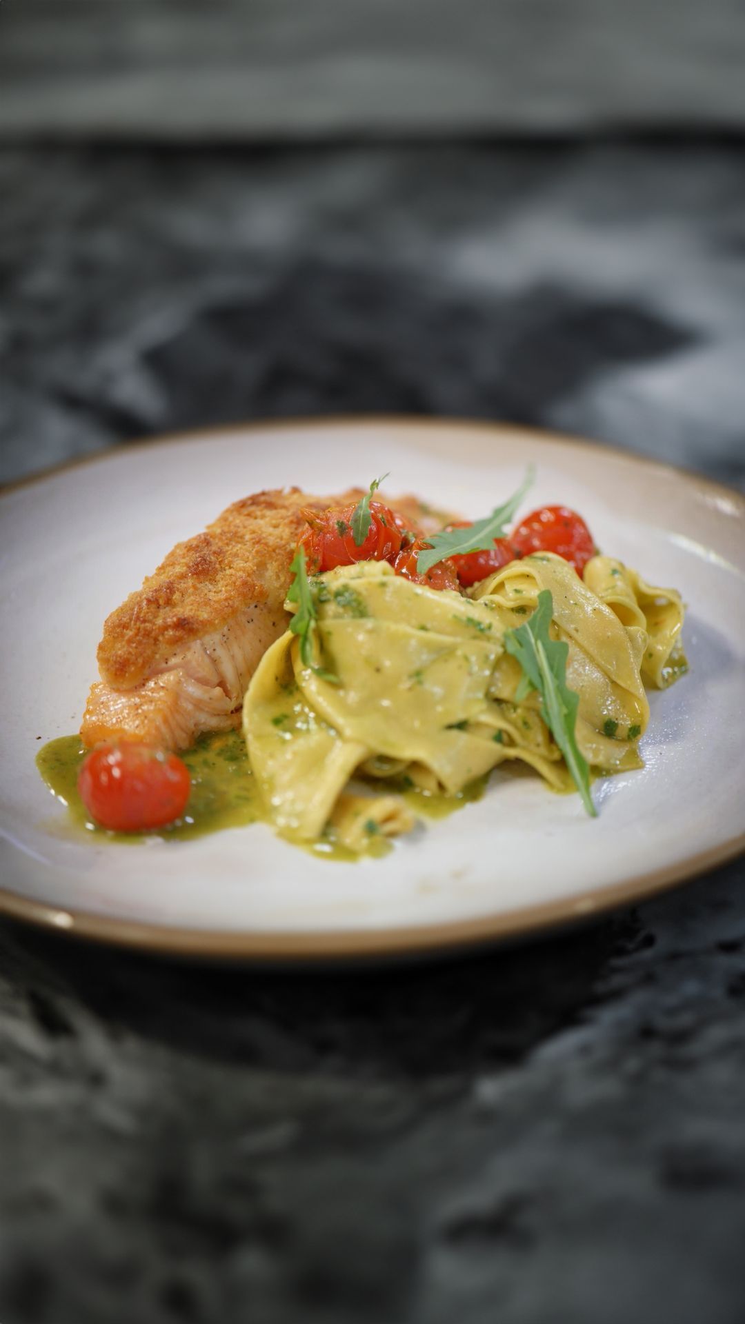 Zalm met parmezaankorst en verse pappardelle