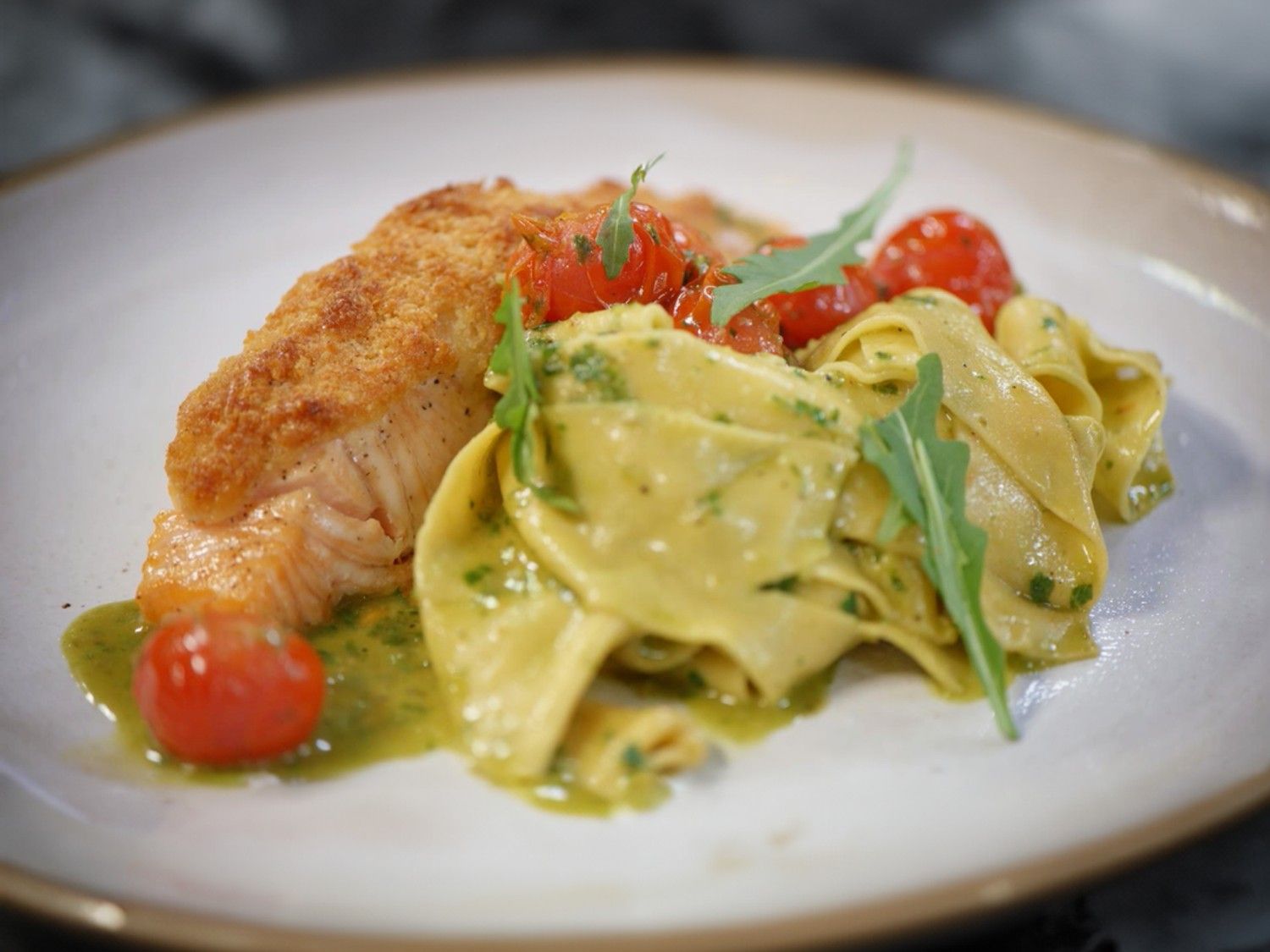 Zalm met parmezaankorst en verse pappardelle