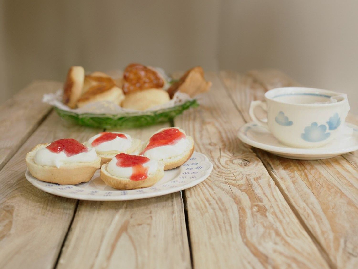 Scones met aardbeienconfituur