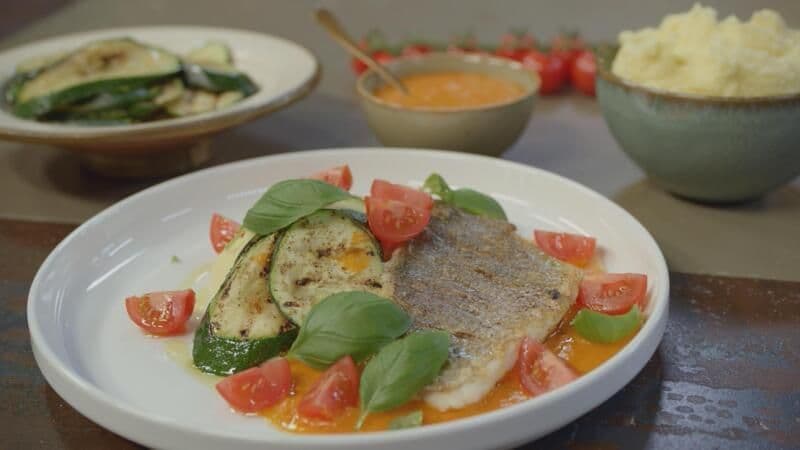 Goudbrasem met gekonfijte tomaten, puree en gegrilde courgette