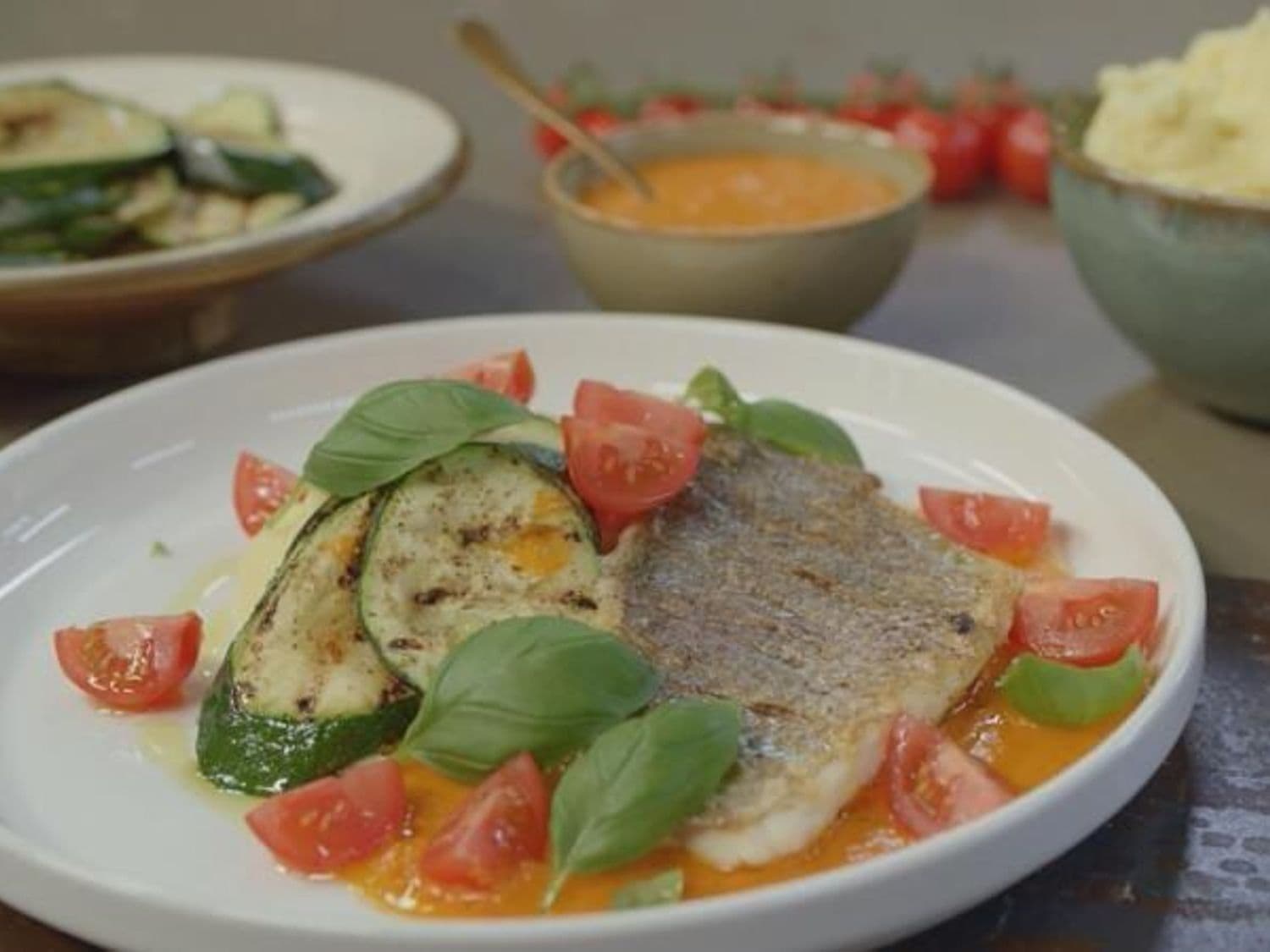 Goudbrasem met gekonfijte tomaten, puree en gegrilde courgette