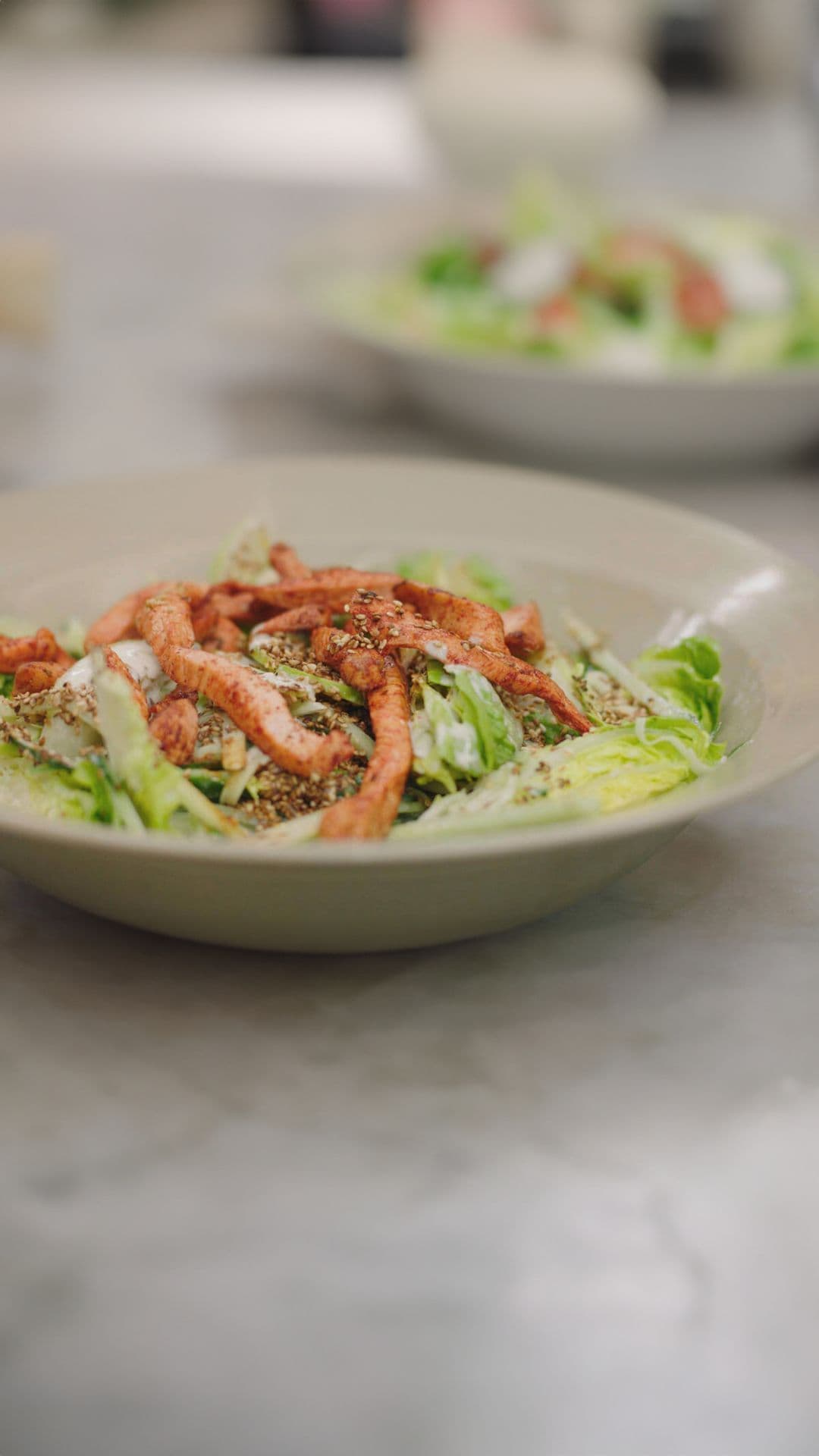 Salade met reepjes kip, komkommer, appel en sesam