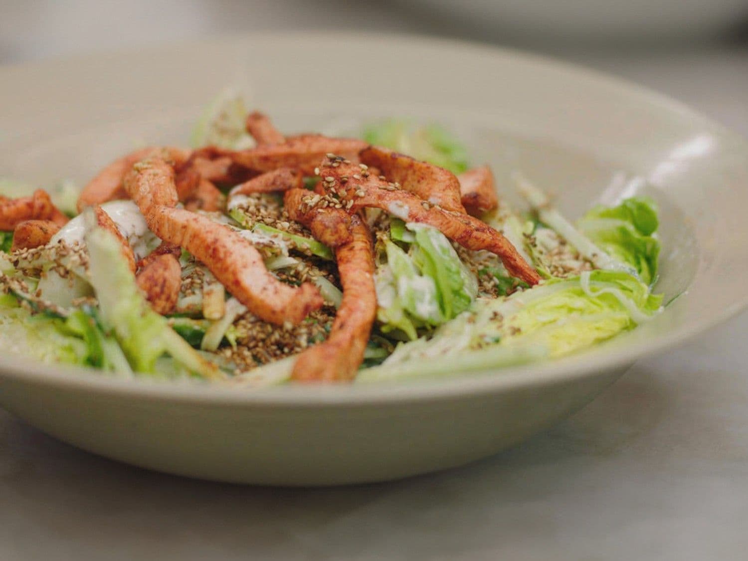Salade met reepjes kip, komkommer, appel en sesam
