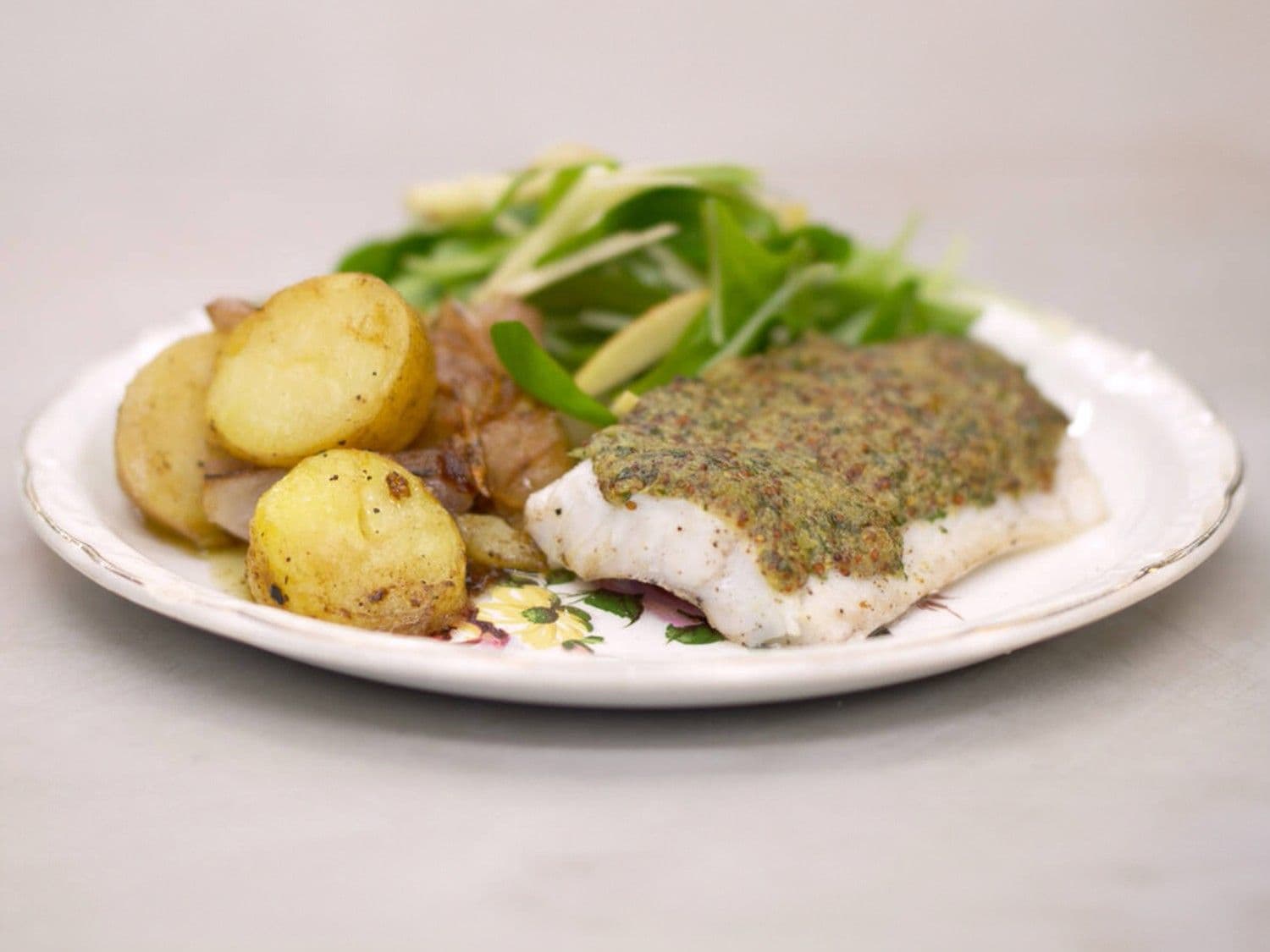 Koolvis met aardappelen in de oven en veldsla