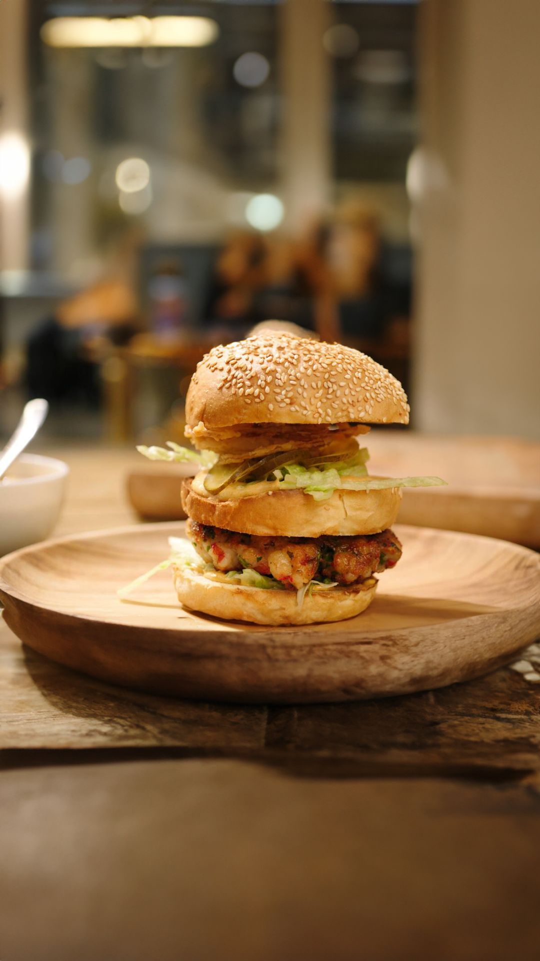 Scampiburger met diaboliquemayonaise, ijsbergsla en gefrituurde uiringen
