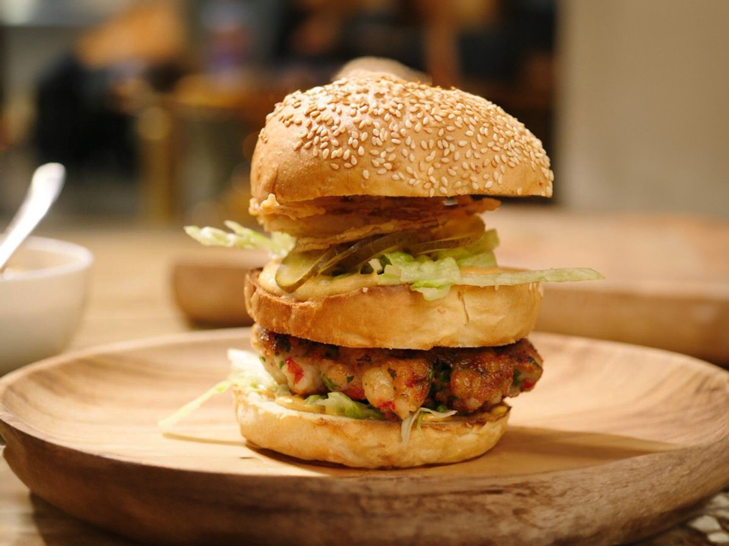 Scampiburger met diaboliquemayonaise, ijsbergsla en gefrituurde uiringen
