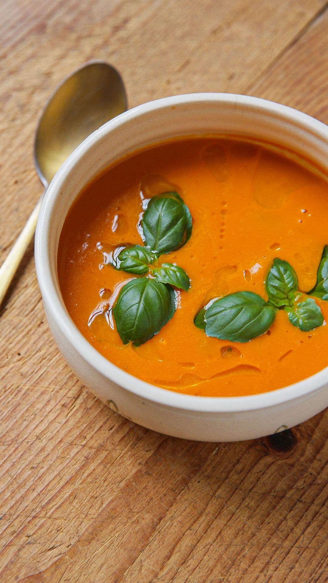 Romige tomatensoep met pestoballetjes