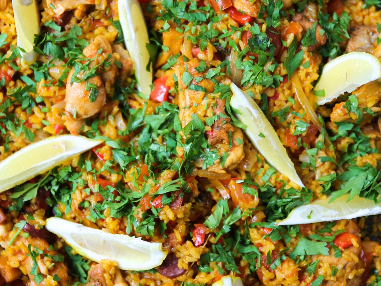 Paella met kip, chorizo en oesterzwammen