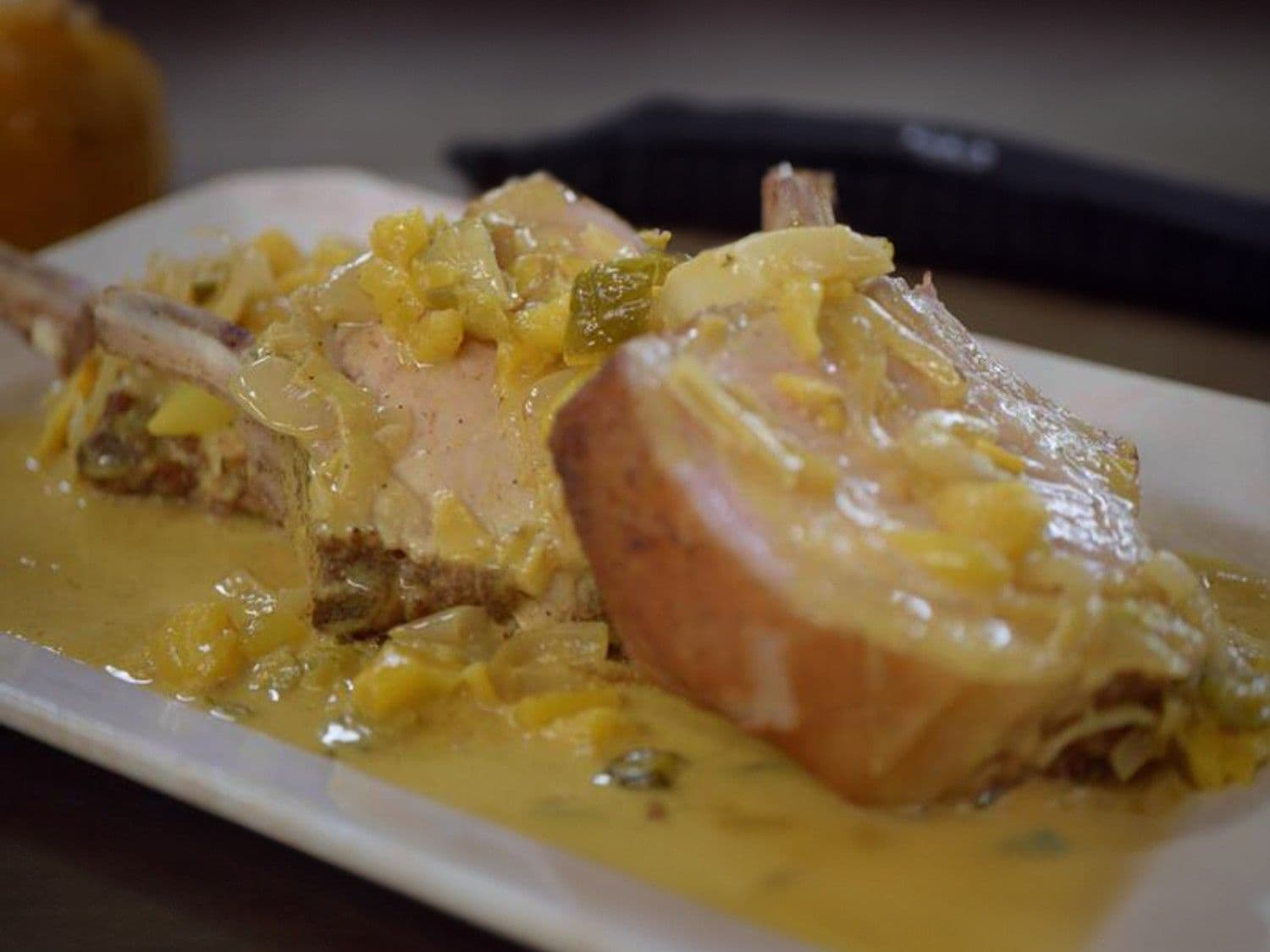 Varkenskroon met picklesmousseline, boontjes en gratin