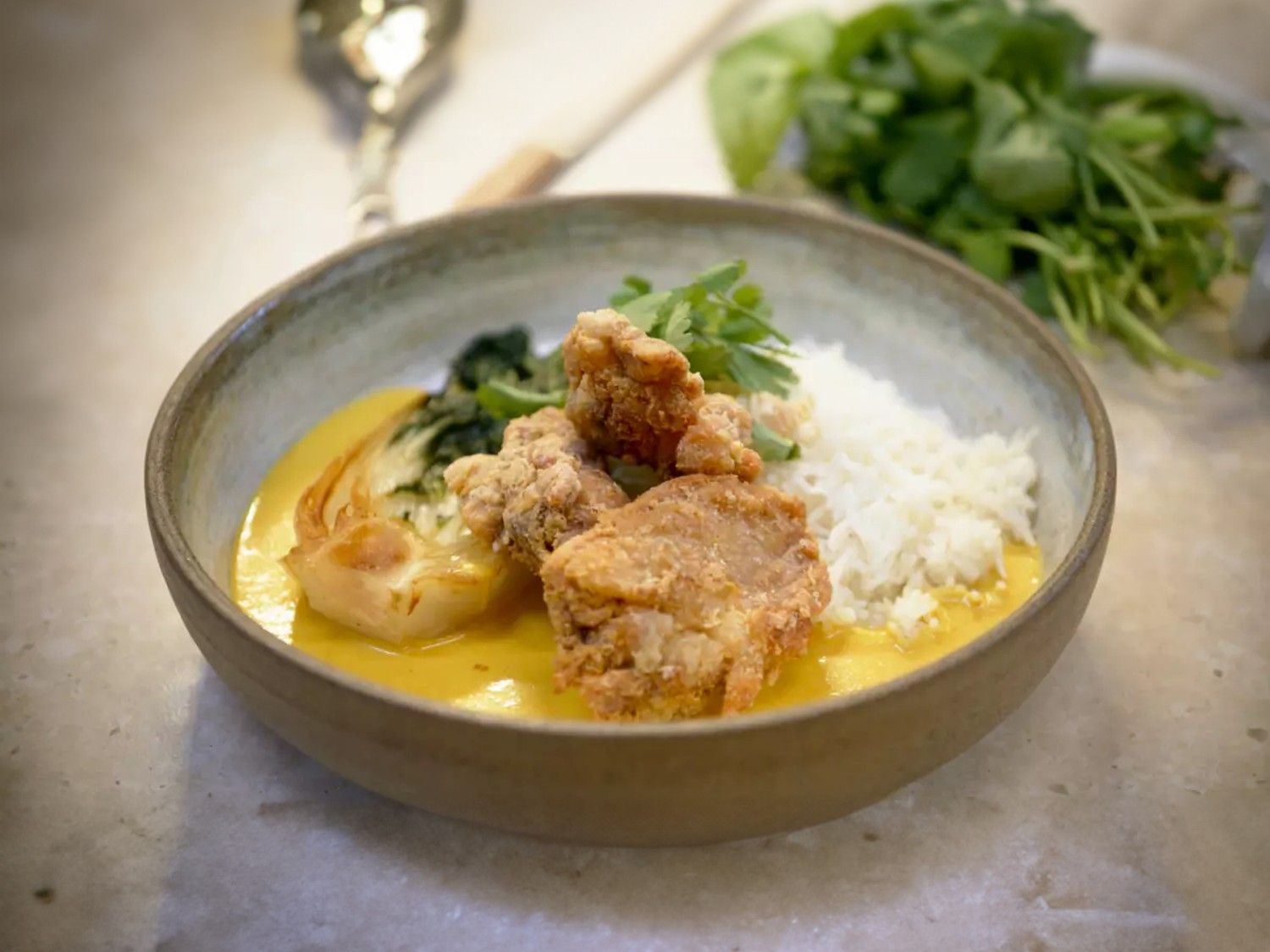 Kippendijen in currysaus met boksoi en rijst