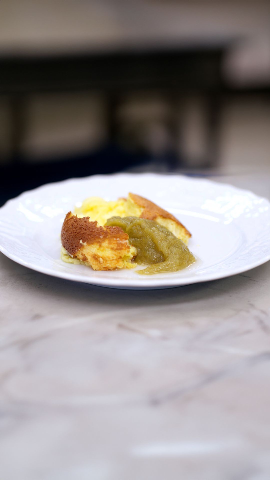 Gebakken plattekaas met rabarbercompote