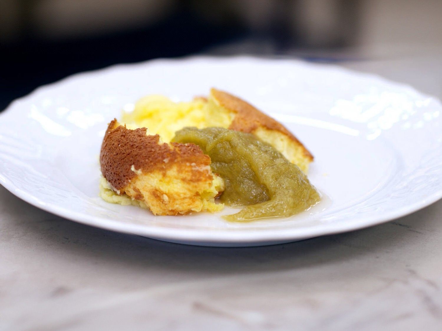 Gebakken plattekaas met rabarbercompote