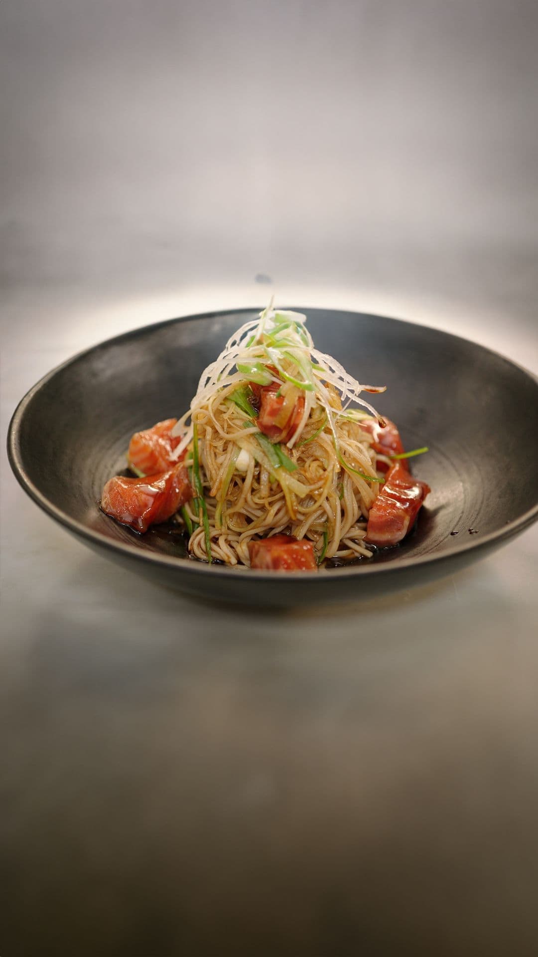 Gemarineerde zalm met sobanoedels
