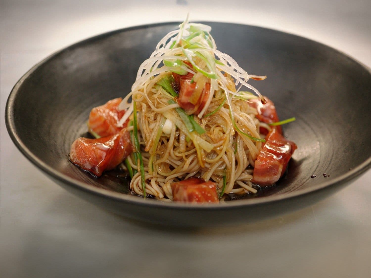 Gemarineerde zalm met sobanoedels