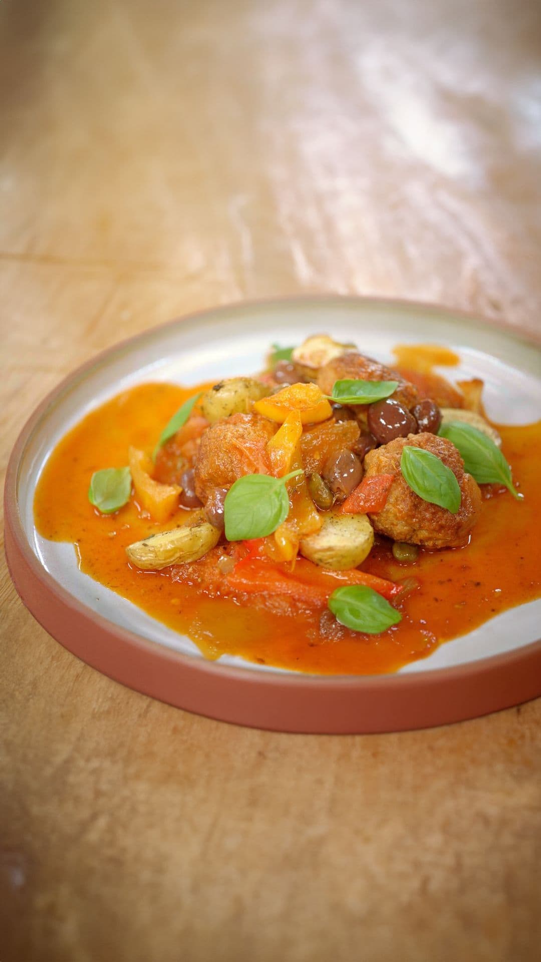 Stoofpot van paprika met kalfsgehaktballetjes en geroosterde aardappelen