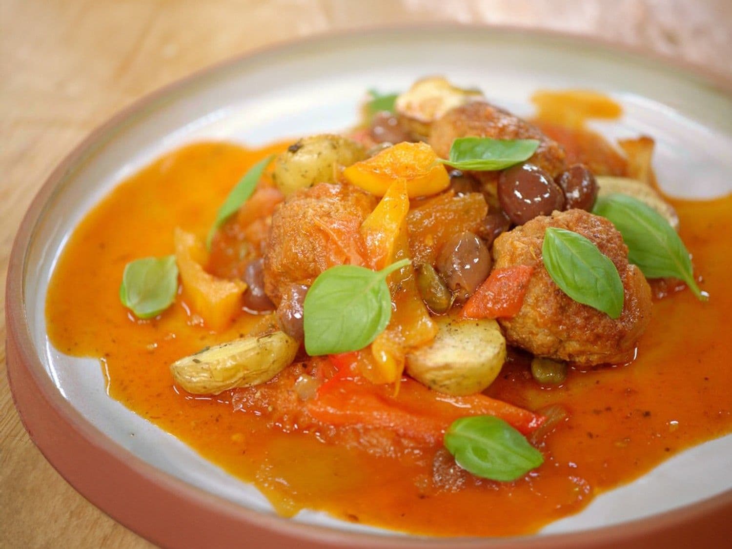 Stoofpot van paprika met kalfsgehaktballetjes en geroosterde aardappelen