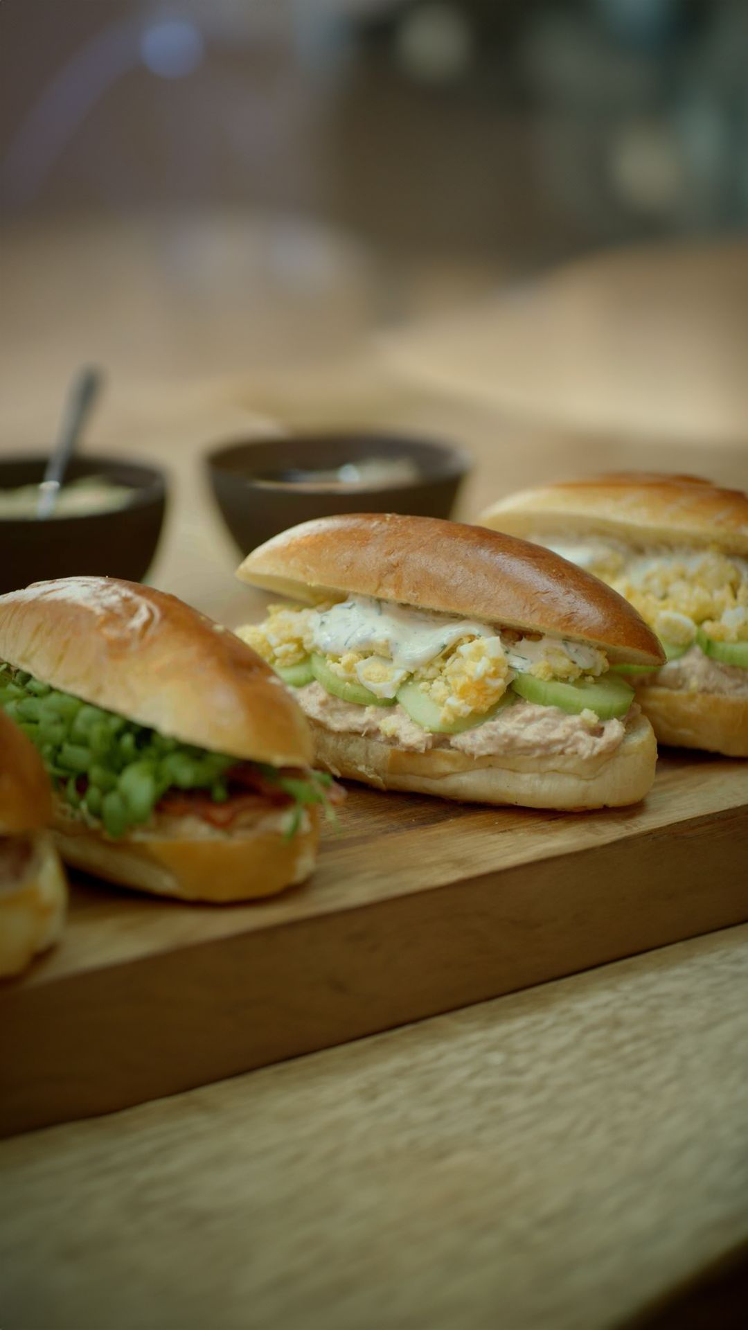 Sandwiches met tonijnsla en eiersla met spek