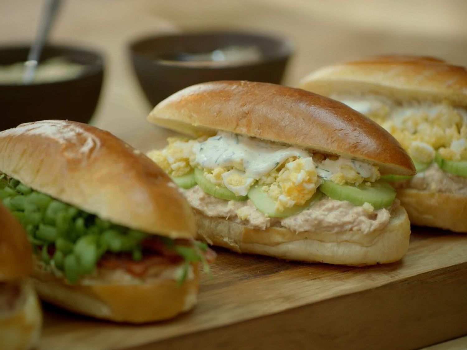 Sandwiches met tonijnsla en eiersla met spek