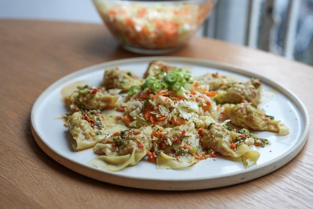 Gevulde wontons met kip en scampi, chili olie en opgelegde groenten