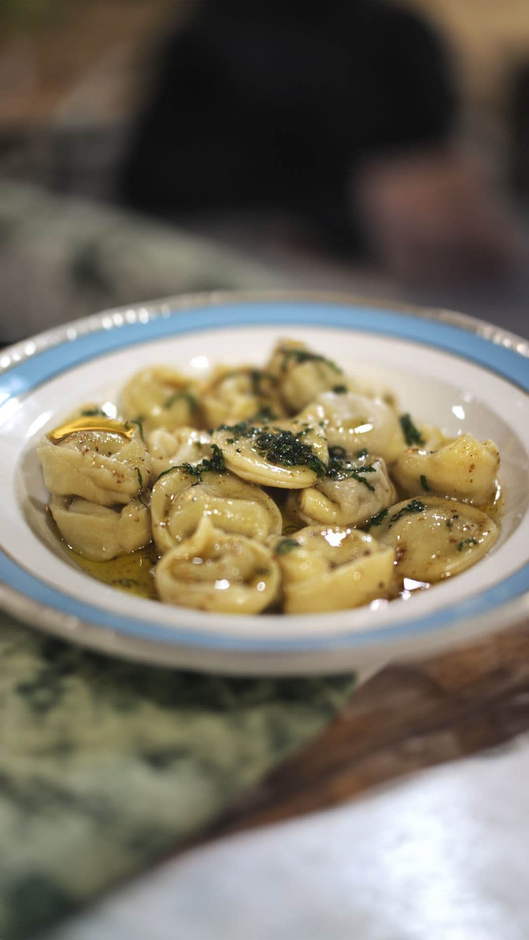 Tortelloni met champignonvulling en salieboter
