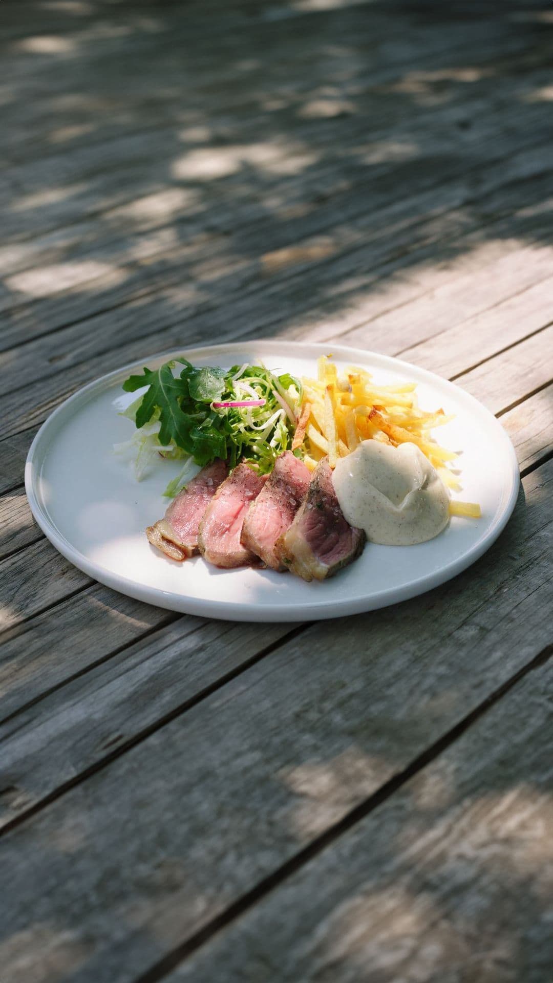 T-bonesteak met verse frieten en salade