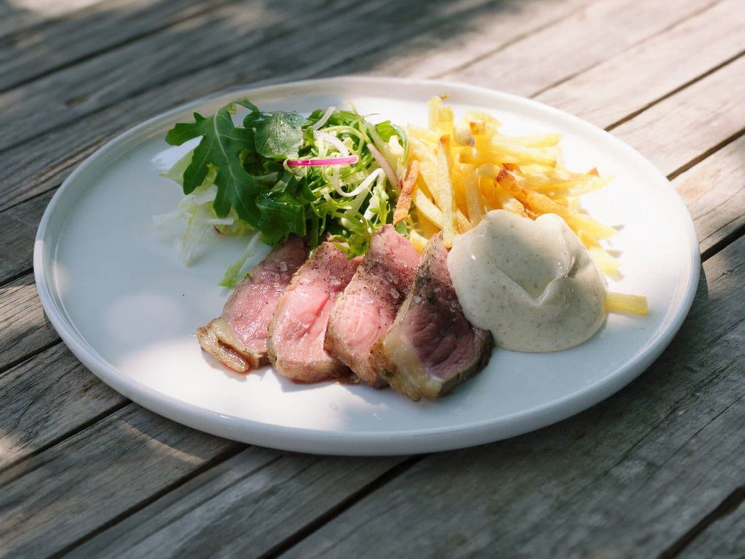 T-bonesteak met verse frieten en salade