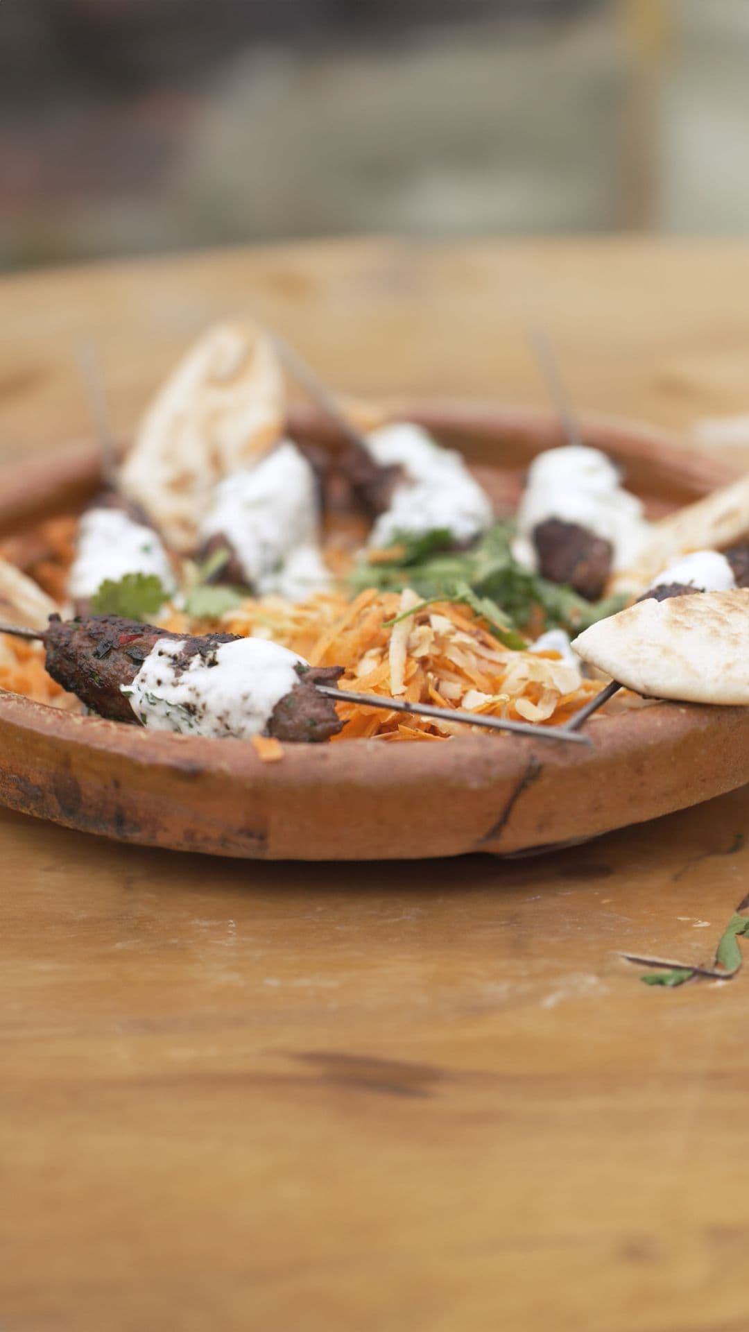 Lamskebab op een stokje met wortelsla  en dipsaus met munt