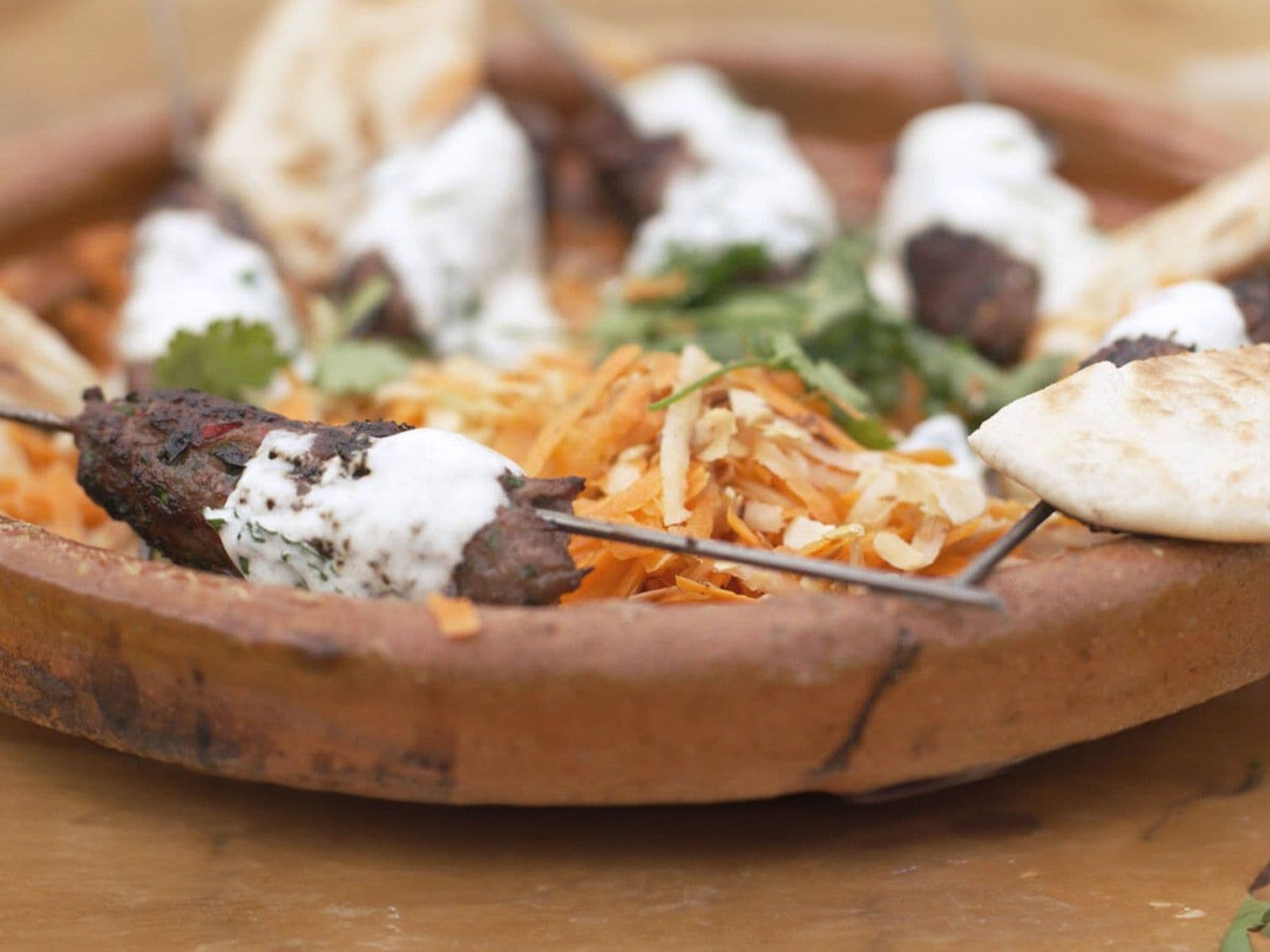 Lamskebab op een stokje met wortelsla  en dipsaus met munt