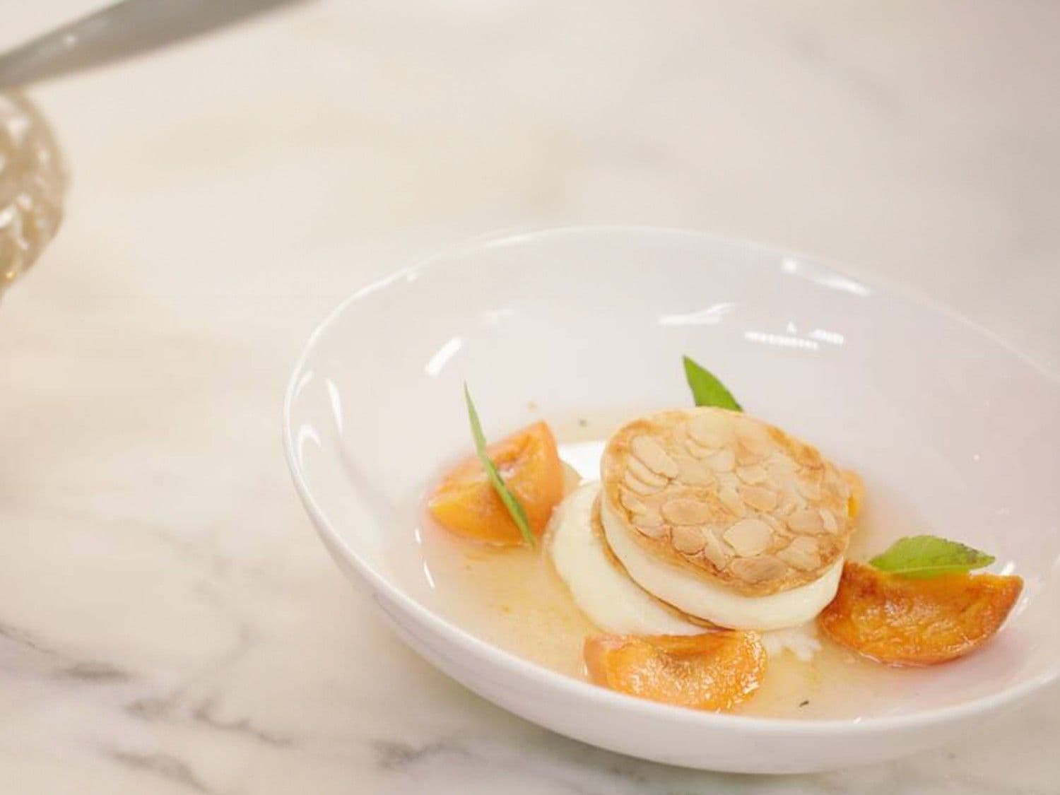Millefeuille met gepocheerde abrikozen en crème chiboust