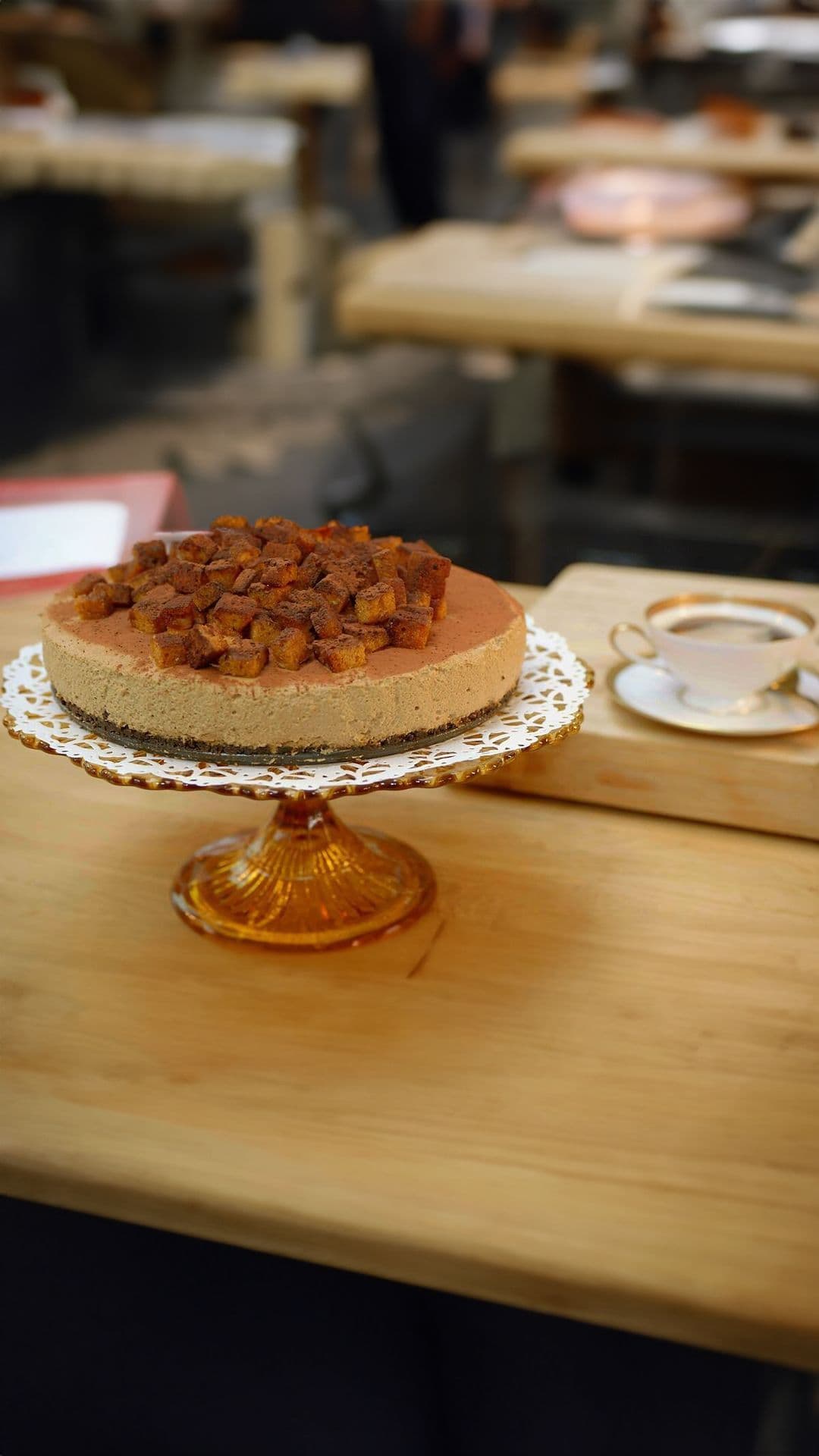 Koffiemoussetaart met croutons van peperkoek