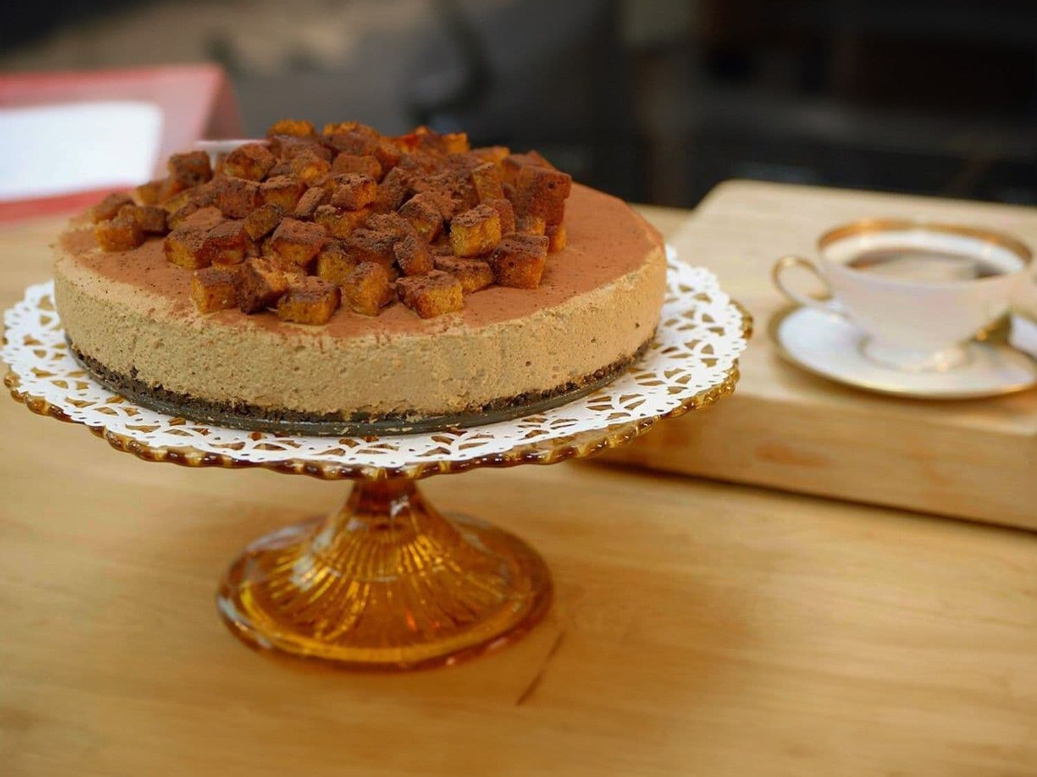 Koffiemoussetaart met croutons van peperkoek