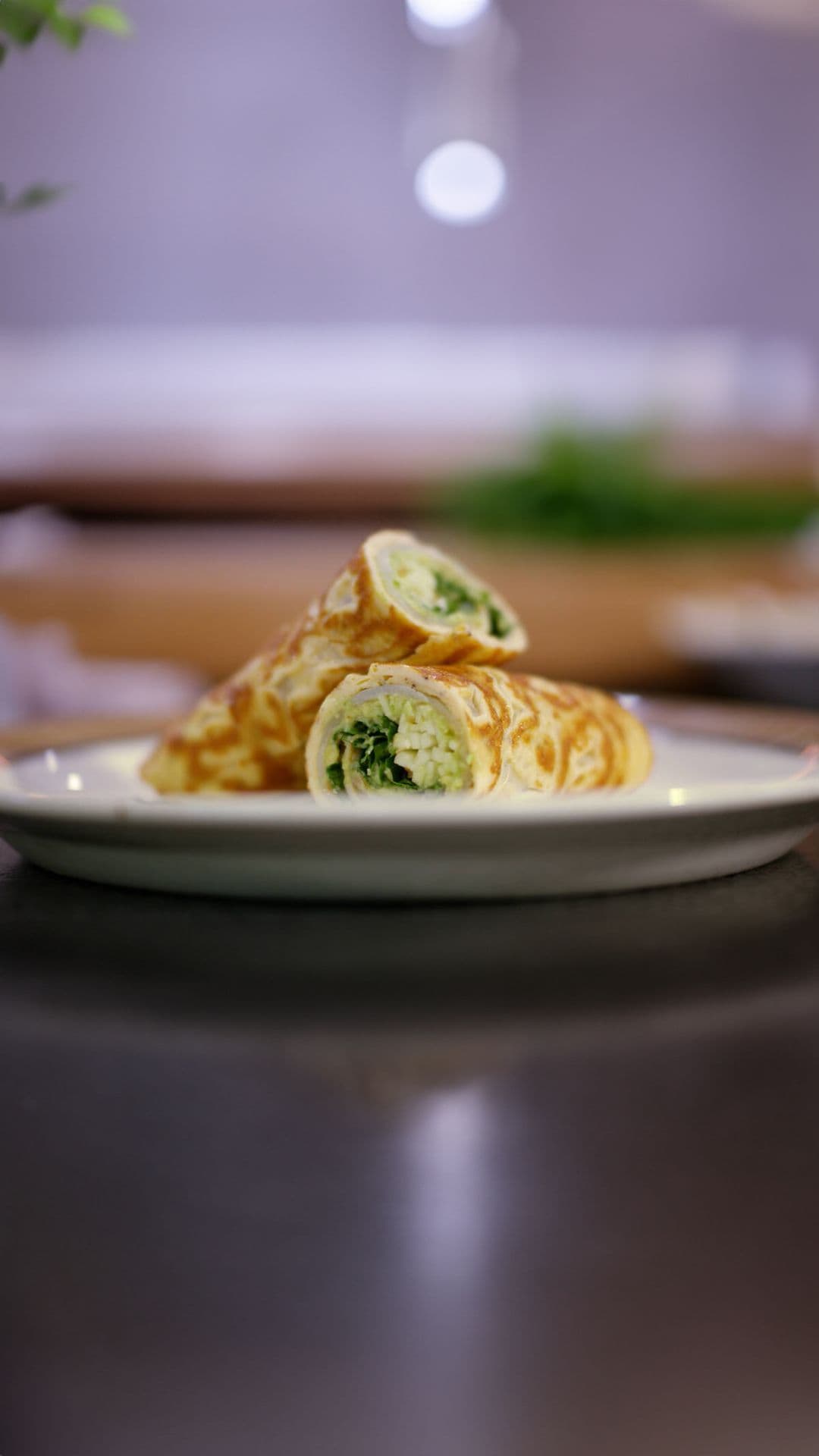 Wrap van omelet met heilbot, avocado en appel