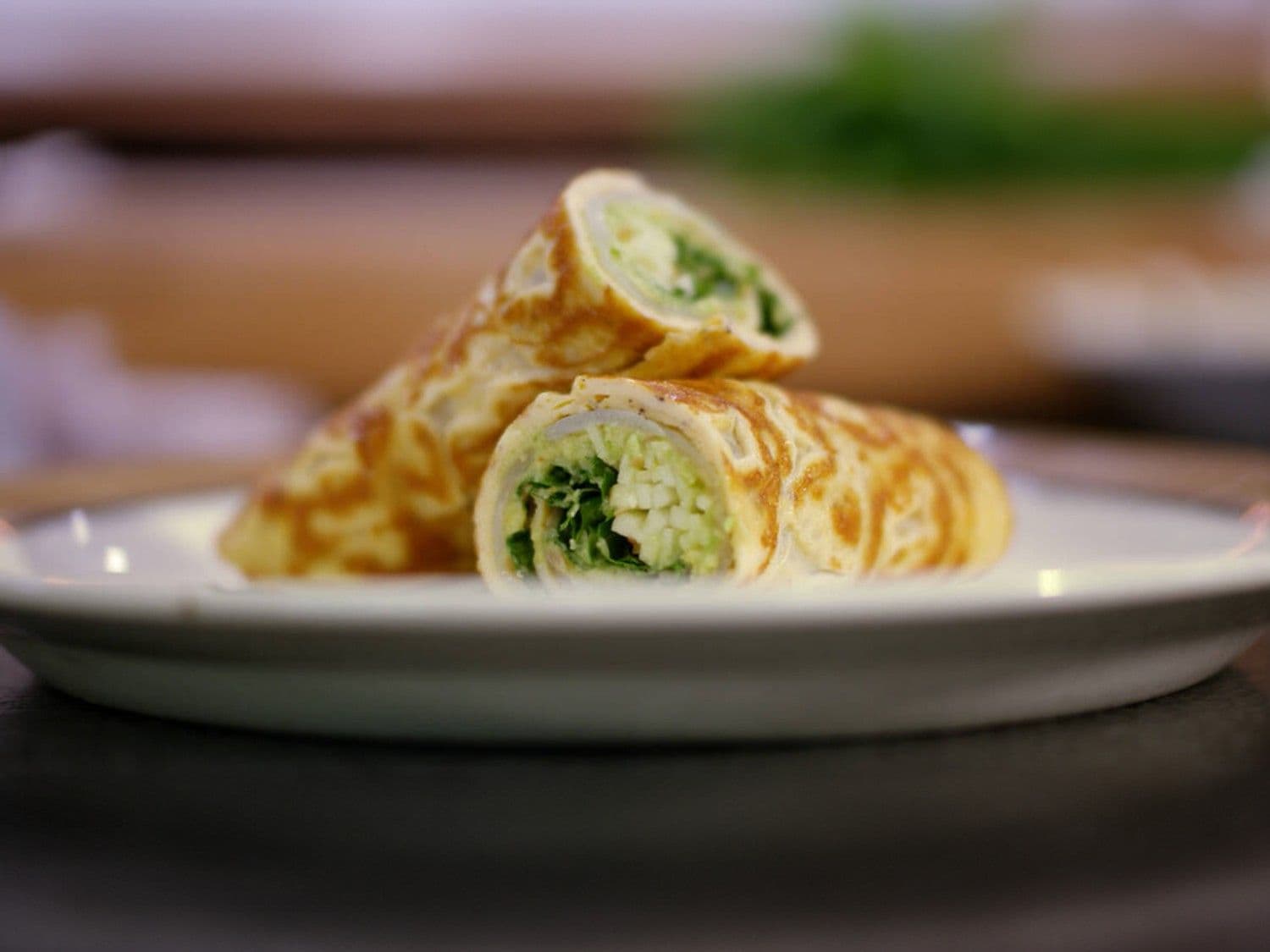 Wrap van omelet met heilbot, avocado en appel